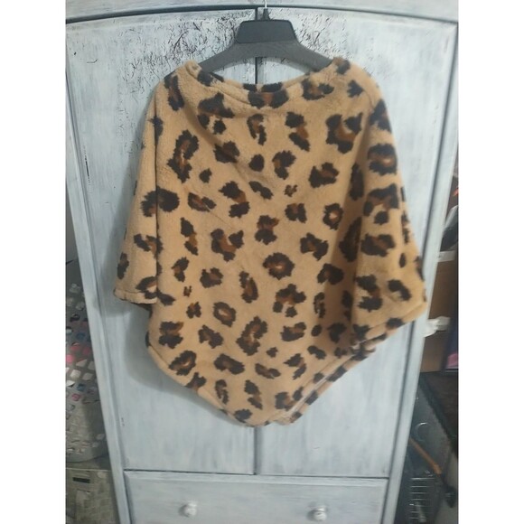 Faux Fur Leopard One size Poncho - Picture 1 of 8